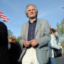 Kossuth Square protest leader László Gonda wearing water-cannon dye-stained pants at anti-government demonstration (4/21/2007).