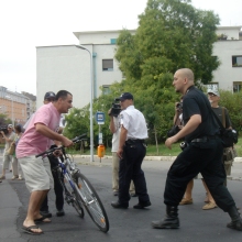 Tomcat ready to pounce on man preparing to throw his bicycle at anti-Hungarian Guard protest (8/25/2007).