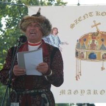 Man in ancient-Hungarian clothing speaks before image of the Holy Crown during anti-government demonstration (9/14/2007).