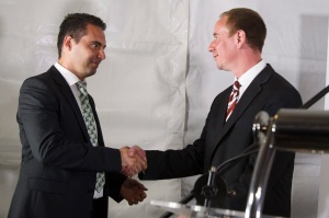 Jobbik President Gábor Vona (left) and victorious party- candidate Lajos Rig shake hands (photo: MTI). 