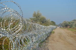 Razor-wire fence at the Hungarian-Serbian border (photo: Orange Files). 