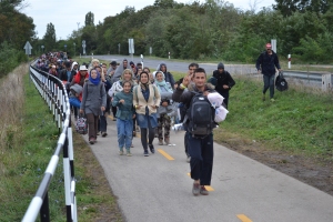 Migrants walking down bicycle path outside Hegyeshalom toward the Austrian border (photo: Orange Files). 